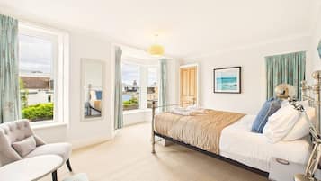 Desk, iron/ironing board, WiFi, bed sheets