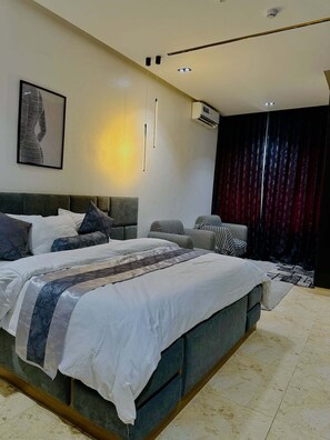 Deluxe-huone, parveke, kaupunkinäköala | Työpöytä, kannettavalle tietokoneelle sopiva työtila, pimennysverhot