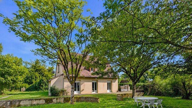 A house with a garden, a patio with chairs, and a tree in the foreground. - House for 4, enclosed garden – Périgord Noir (Saint-Cyprien)
