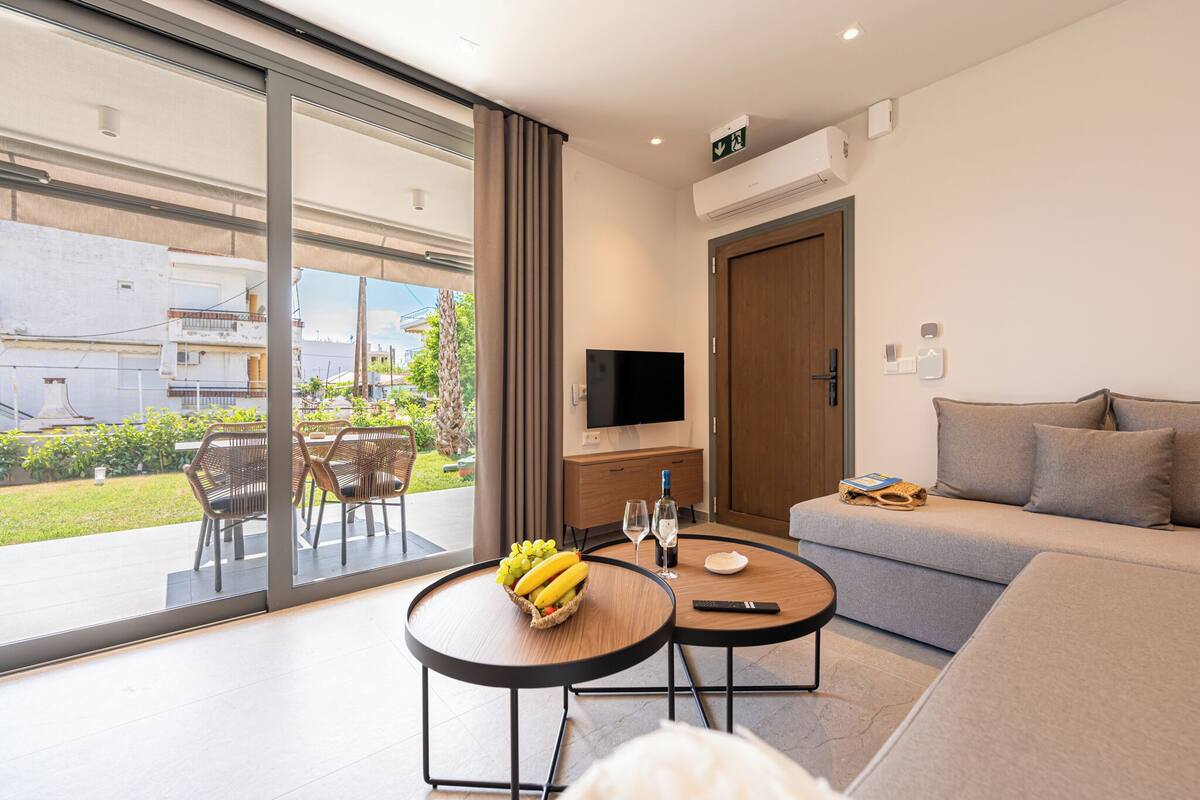 Deluxe Garden View Apartment | Ferros/tábuas de passar roupa, berços grátis, Wi-Fi de cortesia