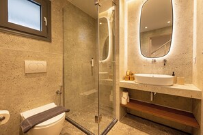 Comfort Maisonette | Baño | Regadera, secadora de cabello, toallas, jabón 
