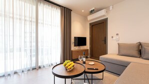 Deluxe Garden View Apartment | Khu phòng khách