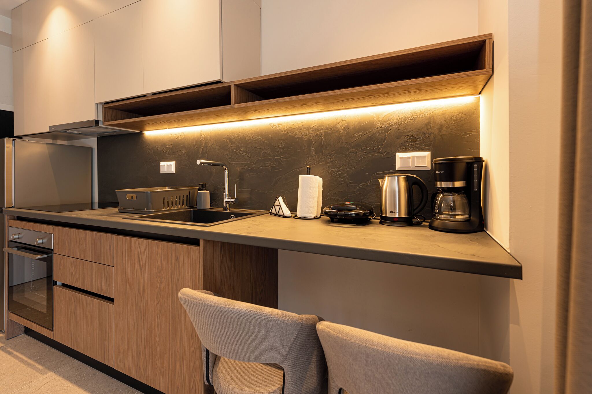 Deluxe Garden View Apartment | Cocina privada | Refrigerador con congelador, horno y parrilla de estufa 