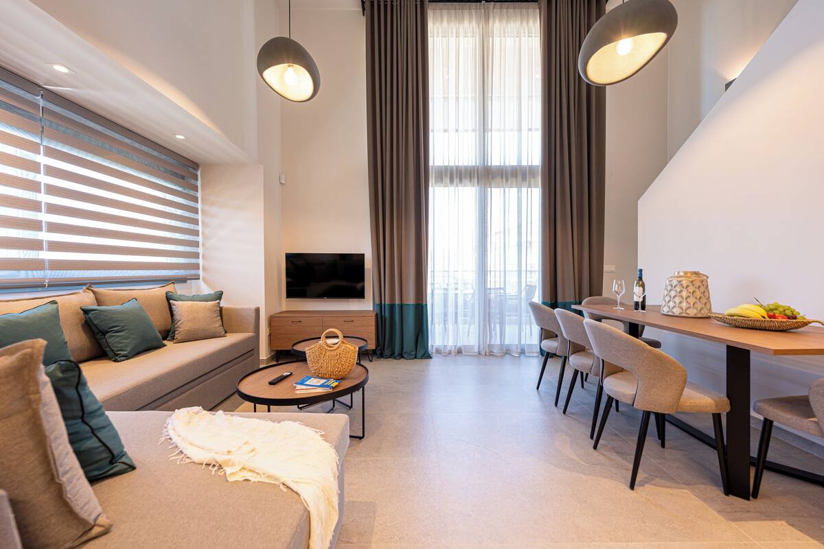 Deluxe Sea View Maisonette | Ferros/tábuas de passar roupa, berços grátis, Wi-Fi de cortesia