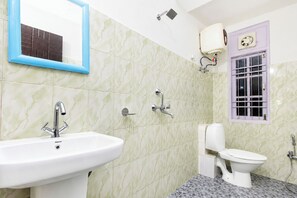 Deluxe-Dreibettzimmer | Badezimmer | Dusche, Regendusche, Hausschuhe, Handtücher