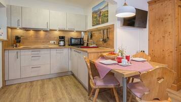 Kühlschrank, Herdplatte, Wasserkocher mit Kaffee-/Teezubehör, Toaster