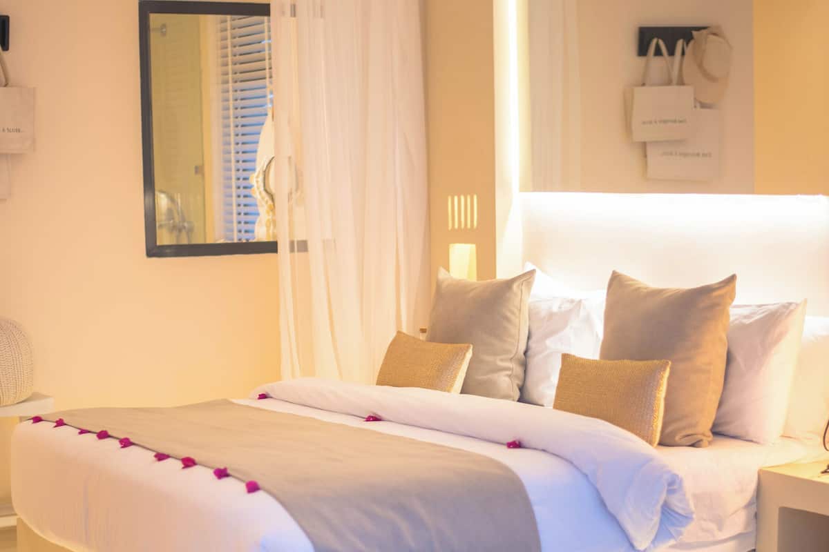 Classic Apartment, 3 Bedrooms, Hot Tub, Ocean View | In-room safe, WiFi (free)