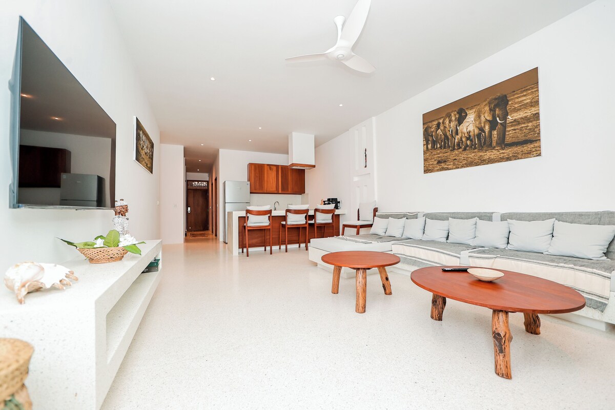 Apartamento, bañera de hidromasaje, vistas al mar | Zona de estar | Televisión de pantalla plana de 55 pulgadas con canales por cable