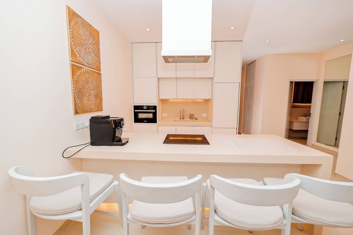 Deluxe Apartment, 3 Bedrooms, Sea View | Private kitchen | Electric kettle, toaster