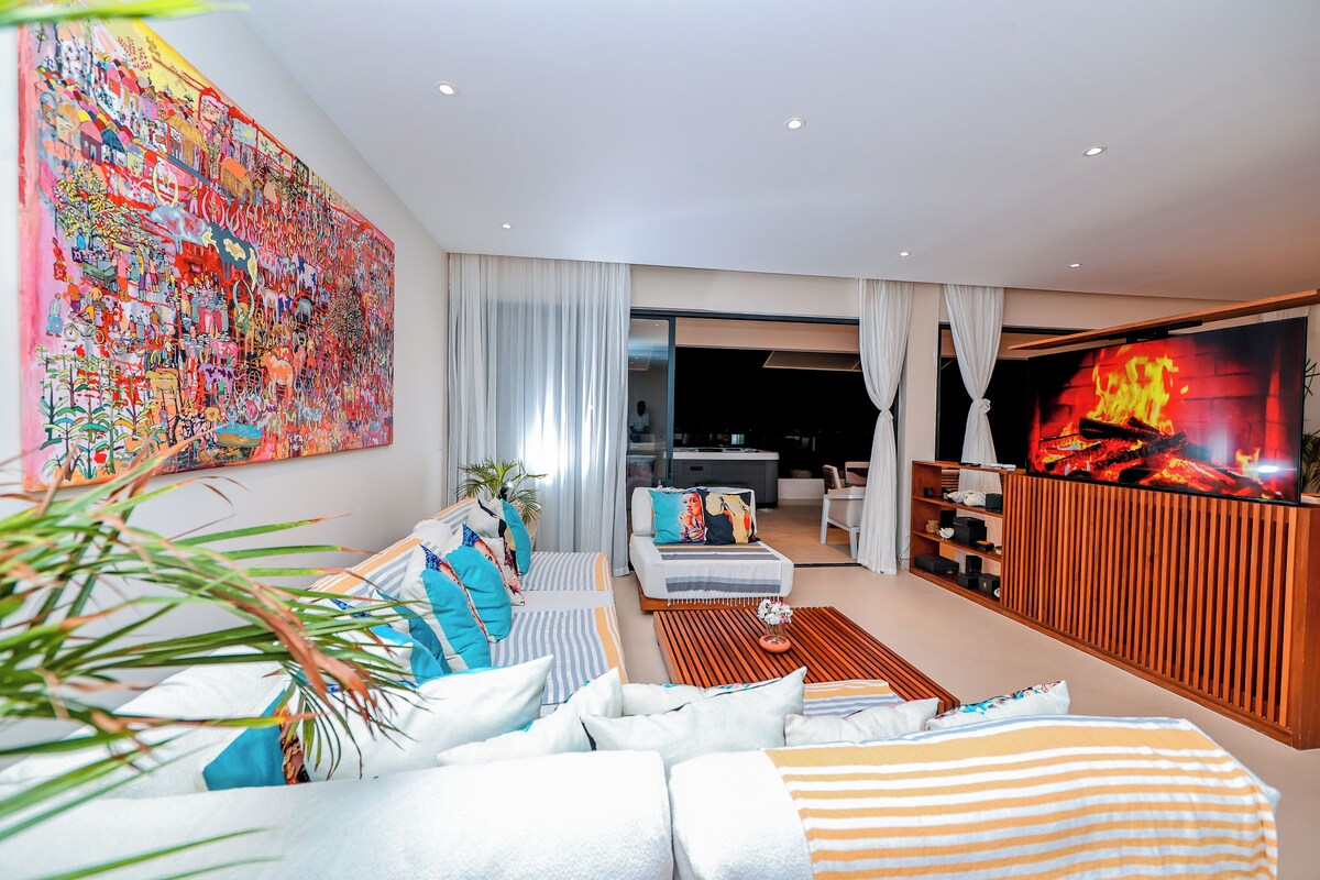 Penthouse de lujo | Área de sala de estar | Televisión de pantalla plana de 55 pulgadas con canales por cable 