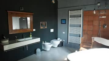 Badewanne und Dusche (separat), Haartrockner, Handtücher, Seife