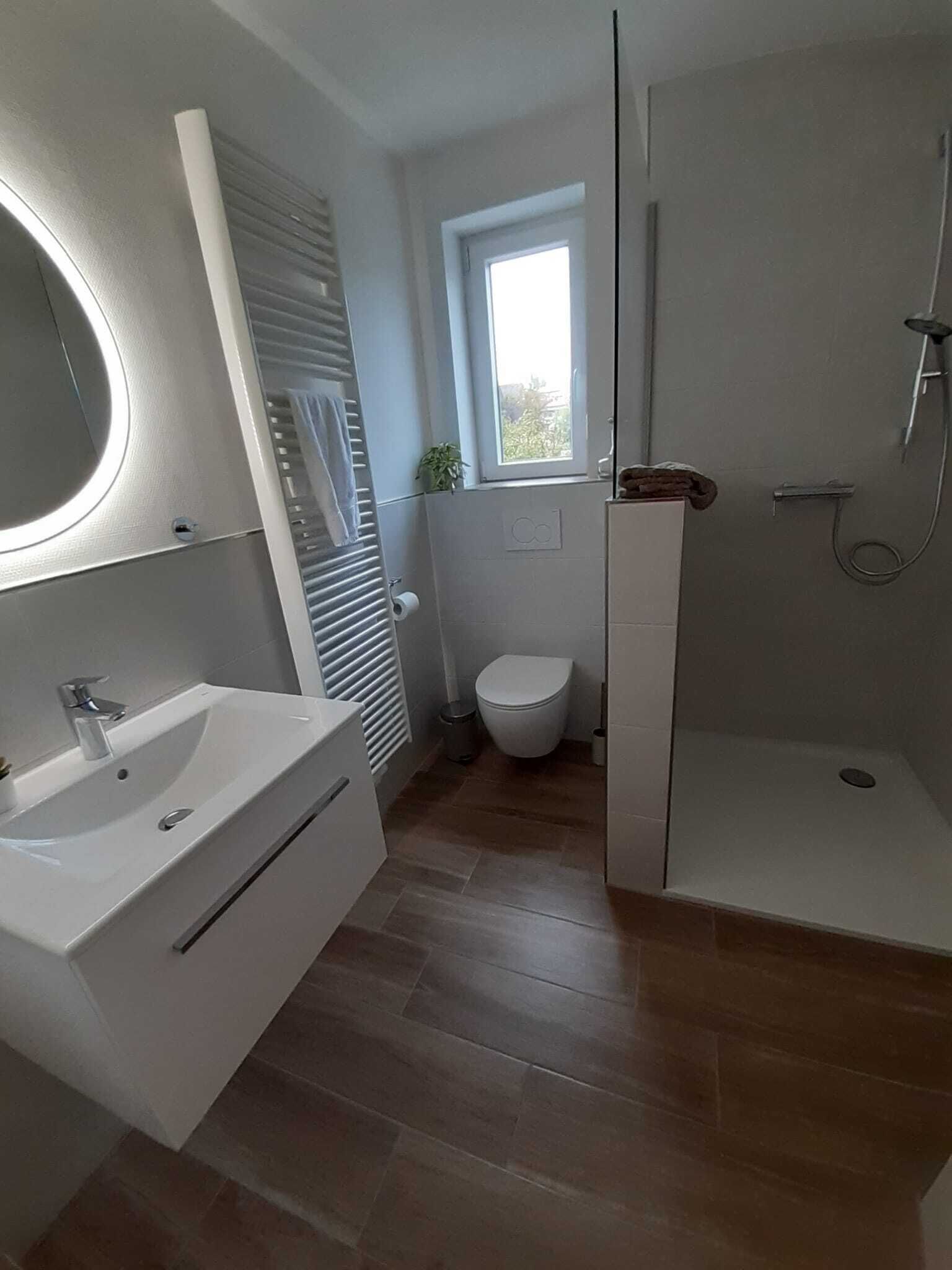Een douche, een haardroger, handdoeken, toiletpapier