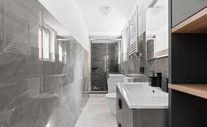 Een douche, een bubbelbad, een haardroger, een bidet
