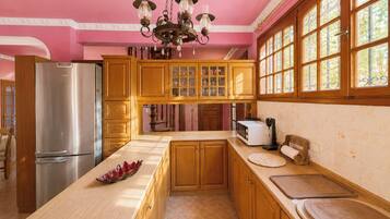 Microonde, forno, piano cottura, lavastoviglie