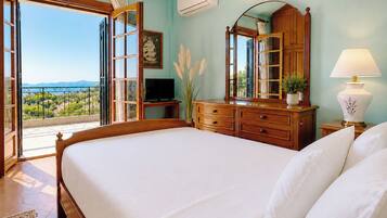 4 bedrooms, iron/ironing board, bed sheets