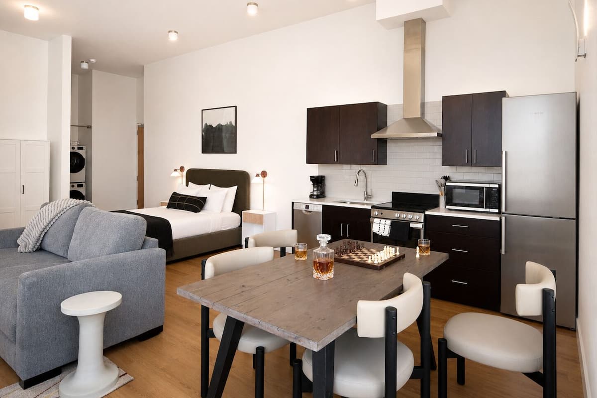 Deluxe Studio, 1 Queen Bed with Sofa bed | Private kitchen