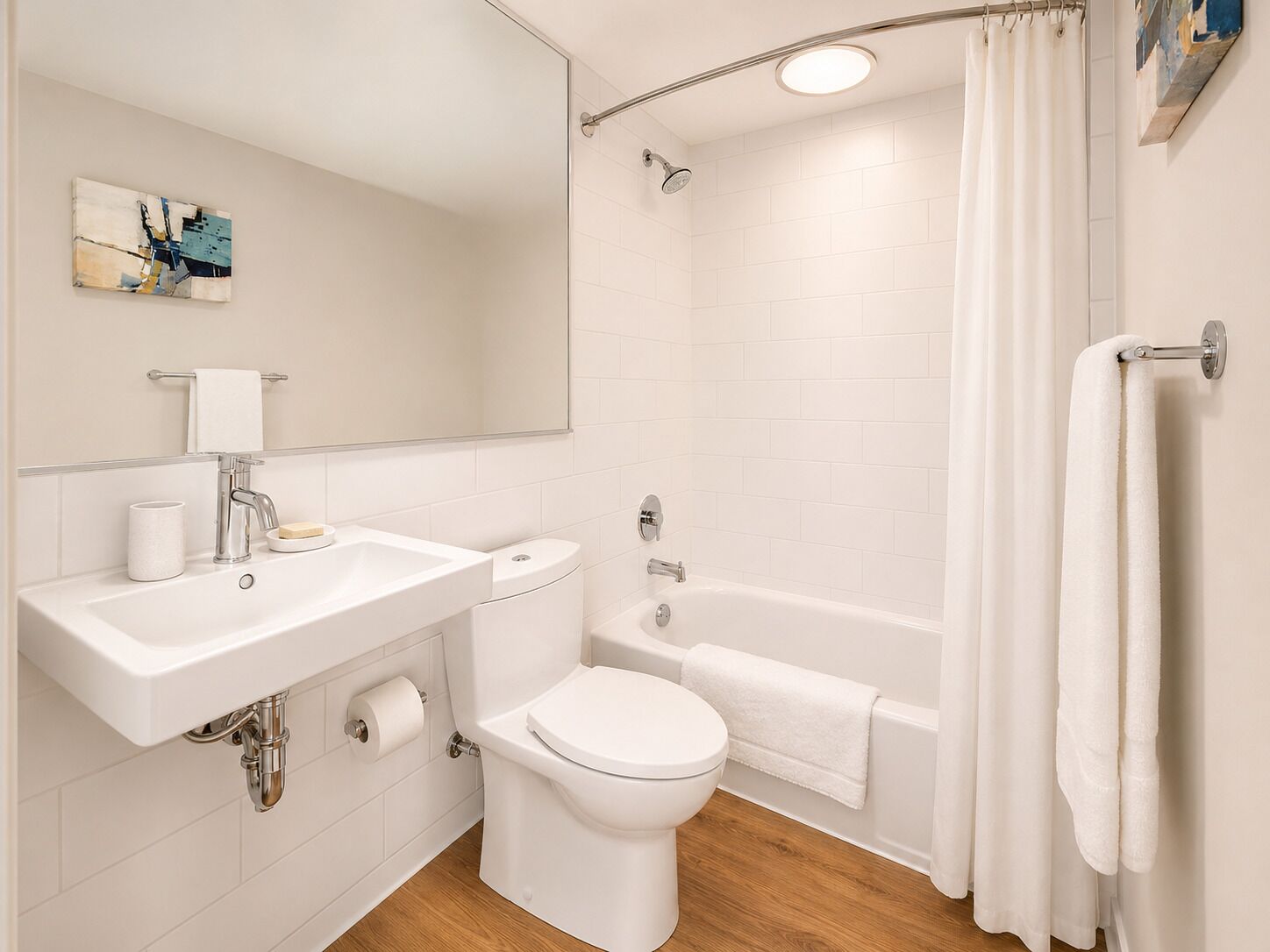 Combined shower/tub, free toiletries, hair dryer, towels