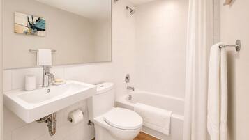 Combined shower/tub, free toiletries, hair dryer, towels