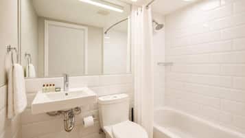 Standard-Apartment | Badezimmer | Duschwanne, kostenlose Toilettenartikel, Haartrockner, Handtücher