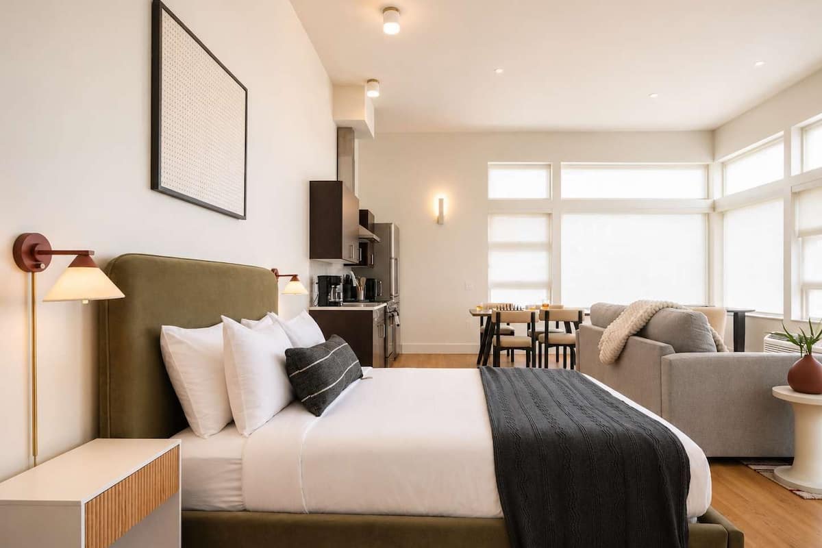 Departamento Deluxe | Decoración personalizada, escritorio y espacio para trabajar con laptop
