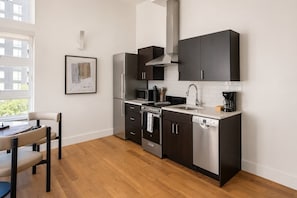 Apartament Deluxe | Cuina privada | Frigorífic, microones, forn i placa de cuina 