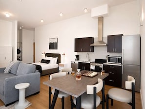 Apartament Deluxe | Cuina privada | Frigorífic, microones, forn i placa de cuina 