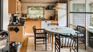 Wasserkocher mit Kaffee-/Teezubehör, Kühlschrank, Mikrowelle, Herdplatte