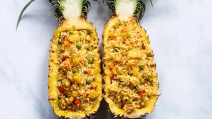 To ananas fyldt med en risret.