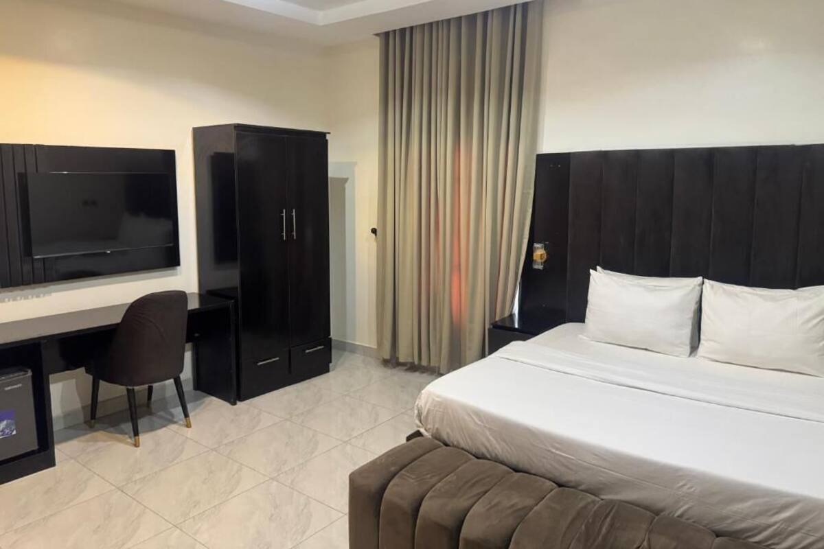 Deluxe Room, Balcony, City View | Meja, ruang kerja komputer riba, langsir/tirai gelap terus, kalis bunyi 