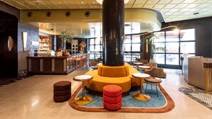 A lobby with a central pillar, seating area, and a reception desk. - High-Rise 2-Bed Stay at Queensbridge (Southbank)