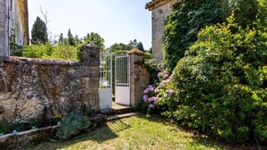 A stone wall, a white gate, and lush greenery. - Bed and Breakfast 'Chambre Merlot' with Shared Pool, Shared Terrace and Wi-Fi (Saint-Germain-du-Puch)