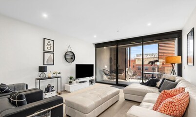 Bright 3-Bed Apartment by Western Beach