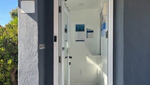 Eine Tür mit einem Warnschild, einem Willkommensschild und einem Brandschutzschild.