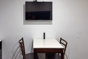 Dining - 2 Full Beds|Nsmk, Micfridge (Oakland)
