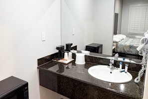 Shower, towels - 2 Full Beds|Nsmk, Micfridge (Oakland)