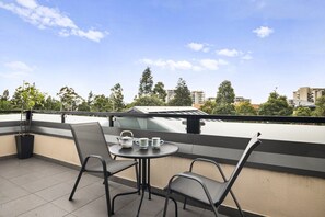 Outdoor dining - Comfortable 2 Bed Stay with Parking (Footscray)