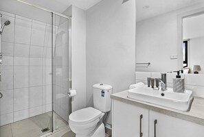 Bathroom - Comfortable 2 Bed Stay with Parking (Footscray)