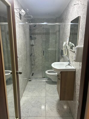 Quarto solteiro superior, vista para a cidade | Banheiro | Chuveiro, secador de cabelo, toalhas de banho, sabonete