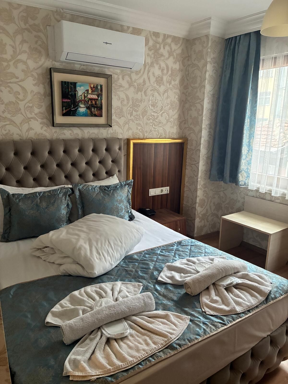Quarto solteiro superior, vista para a cidade | Cofres nos quartos, ferros/tábuas de passar roupa, Wi-Fi de cortesia