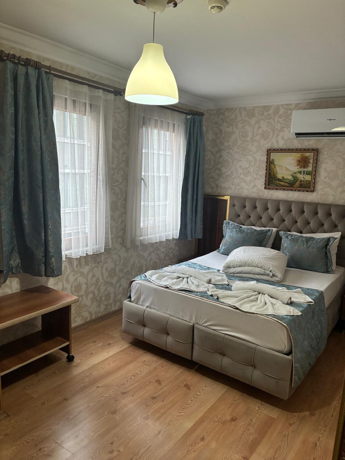 Quarto casal standard, vista para a cidade | Cofres nos quartos, ferros/tábuas de passar roupa, Wi-Fi de cortesia