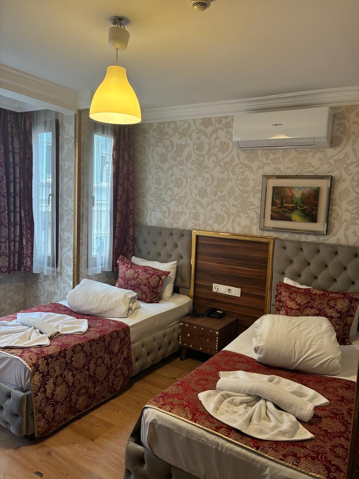 Quarto duplo standard, vista para a cidade | Cofres nos quartos, ferros/tábuas de passar roupa, Wi-Fi de cortesia