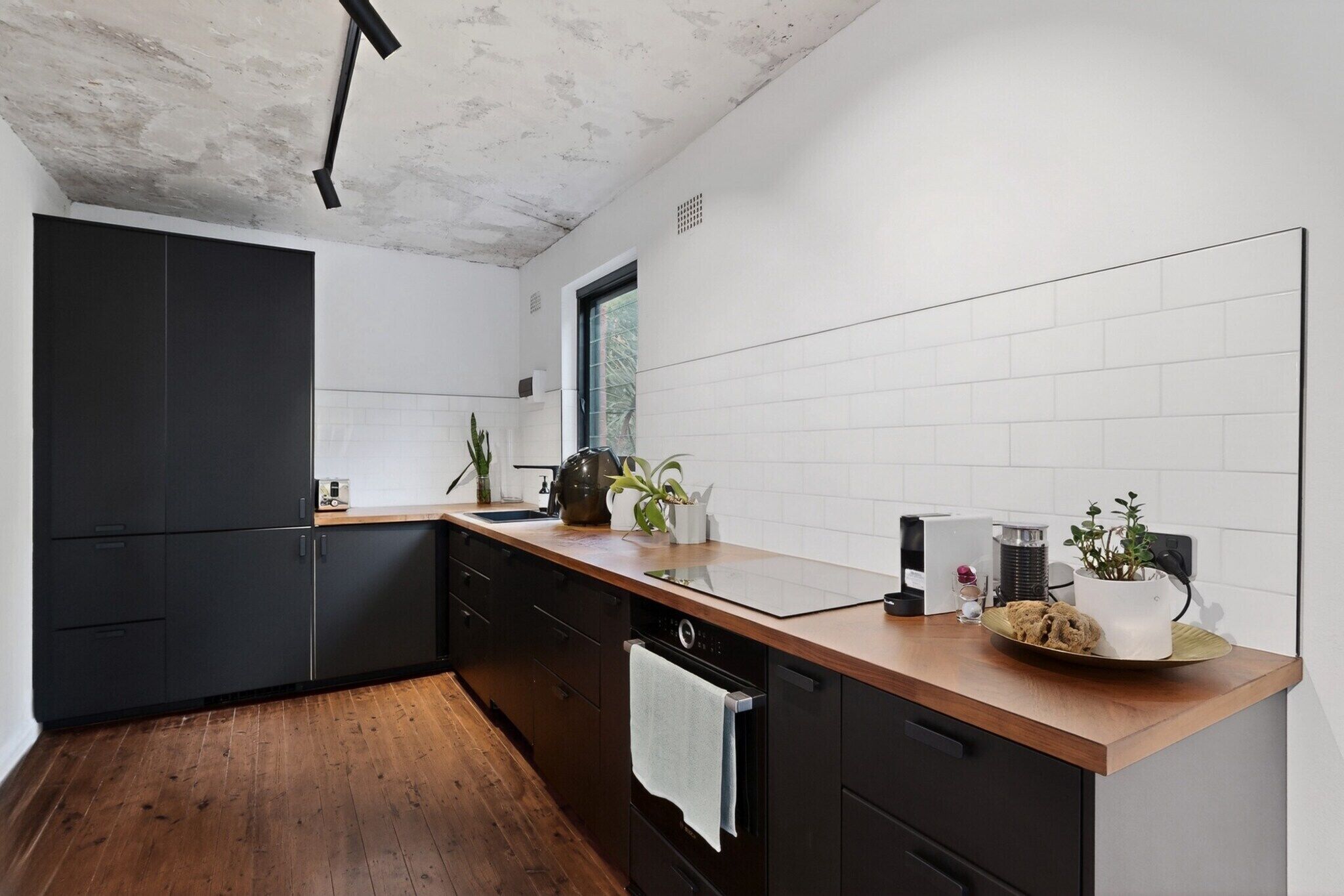 Coffee/tea maker, fridge, oven, stovetop