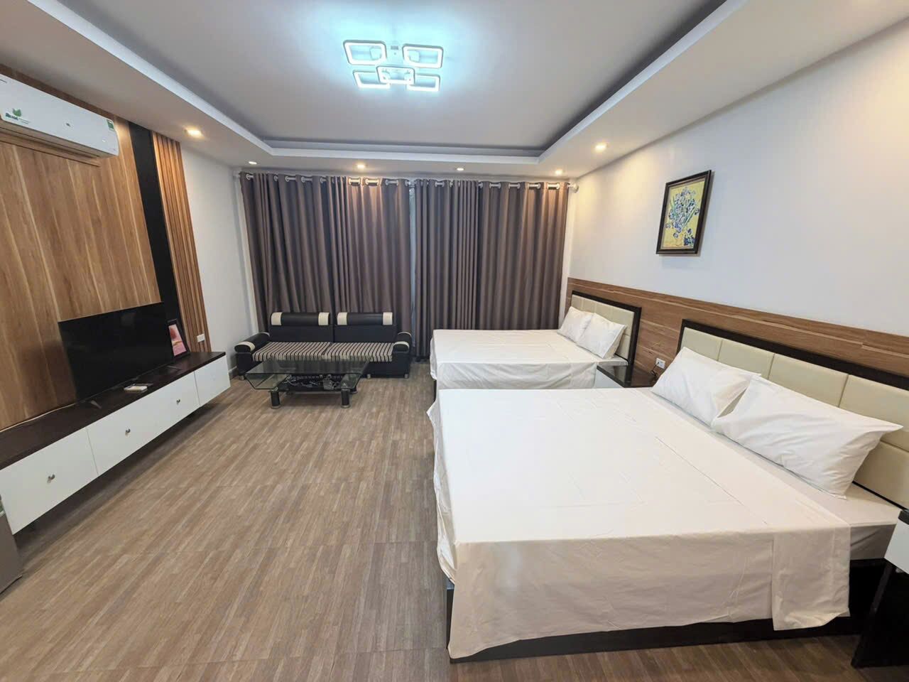 Camera familiare con letto matrimoniale o 2 letti singoli, balcone, vista città | Una scrivania, postazione laptop, Wi-Fi gratuito