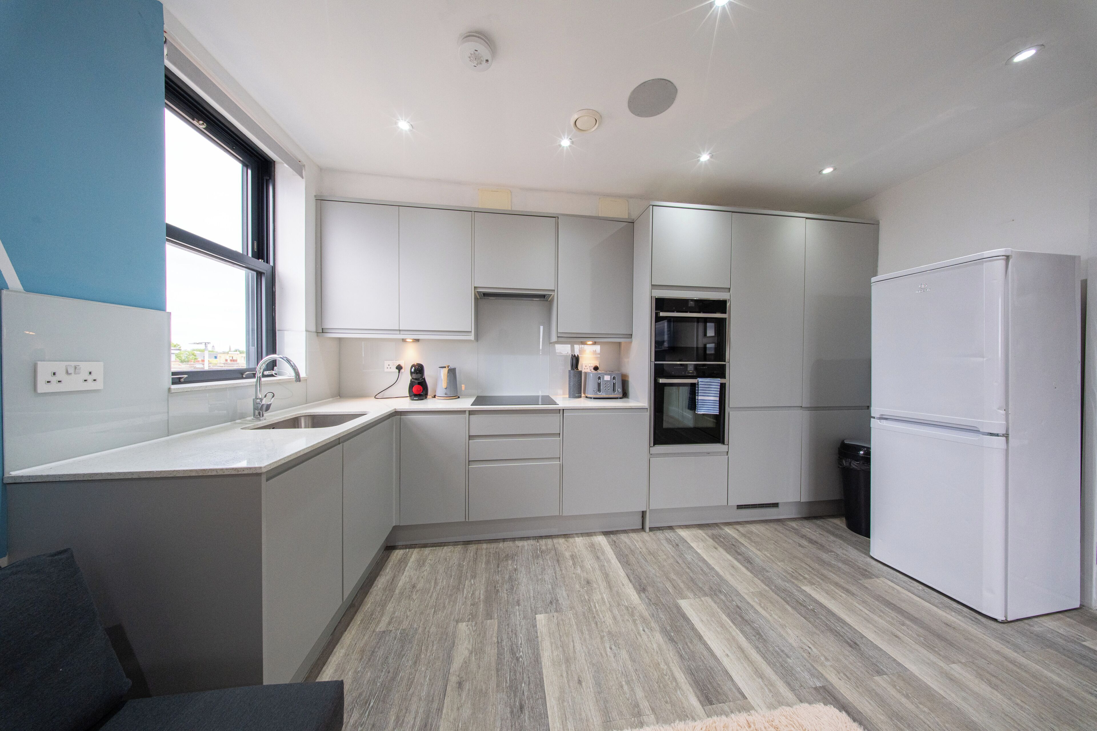 Departamento, 2 habitaciones, baño privado | Cocina privada | Microondas, horno, parrilla de estufa y cafetera y tetera 