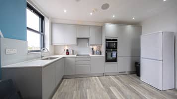 Departamento, 2 habitaciones, baño privado | Cocina privada | Microondas, horno, parrilla de estufa y cafetera y tetera