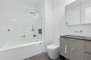 Bathroom - Stylish 3-Bed Townhouse Near City Fringe (Everard Park)