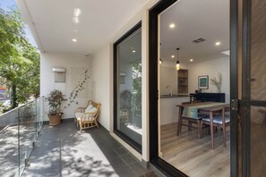 Outdoor dining - Stylish 3-Bed Townhouse Near City Fringe (Everard Park)