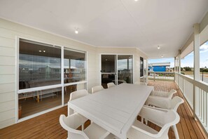 Outdoor dining - 4BR Coastal Family Retreat Near North Beach BBQ (North Beach)