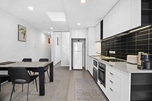 Private kitchen - 1BR Docklands | Walk to Marvel Stadium + Balcony (Docklands)