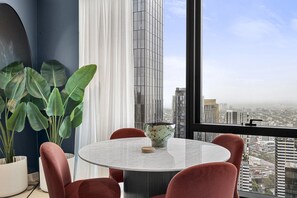Dining - 1BR Apt |Pool, Gym Near Casino & Southbank Dinning (Southbank)